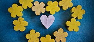 Herz und Blumen aus Holz, gefärbt in Blau und Gelb