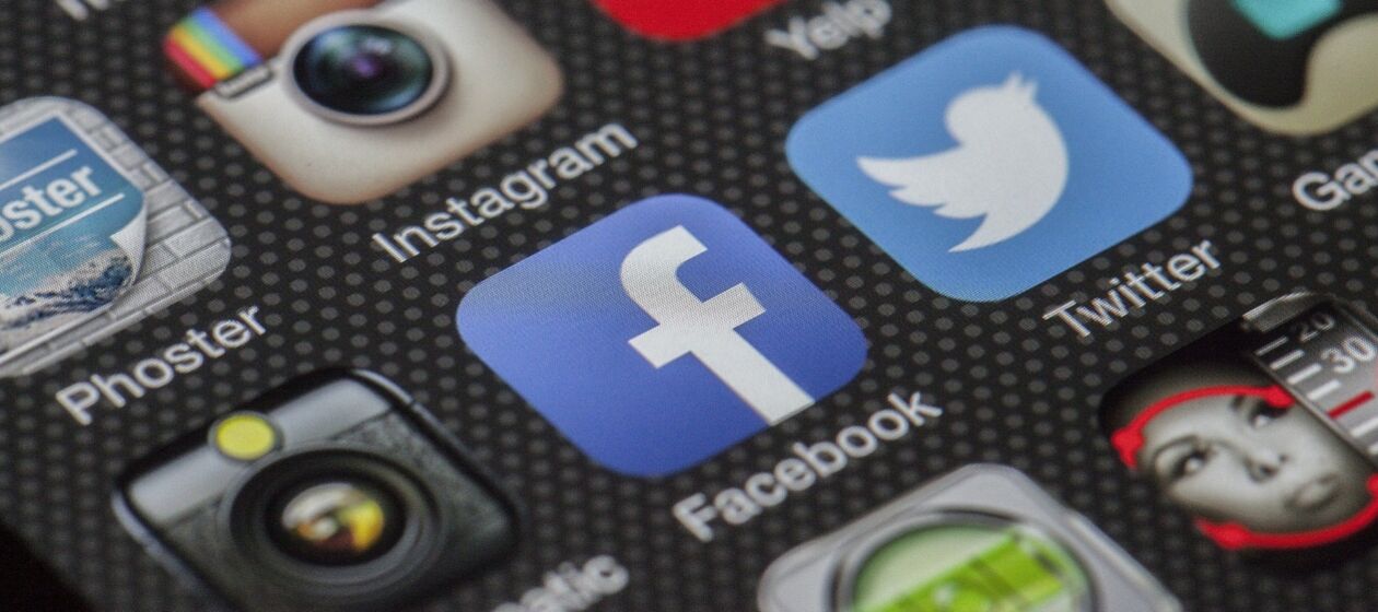 Display eines Smartphones mit Icons von Social Media Apps