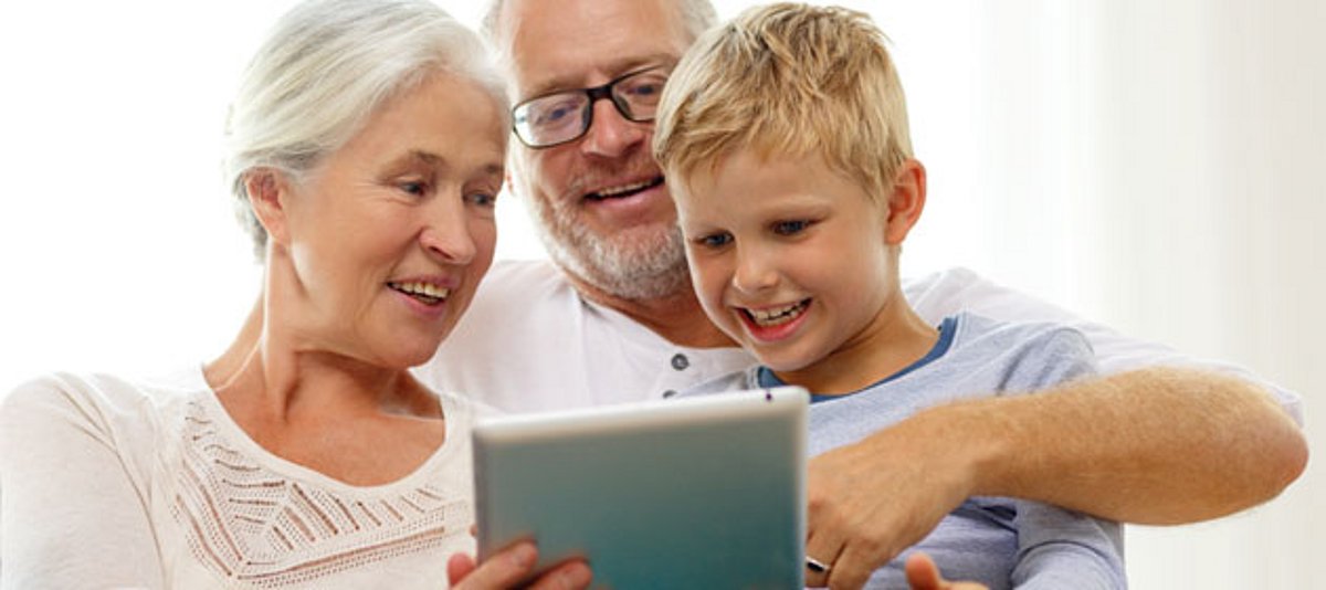 Großeltern mit Enkel und Laptop