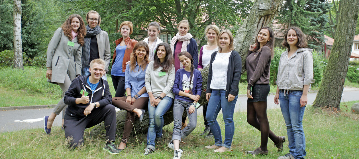 Gruppe Freiwilliger aus Osteuropa steht im Grünen