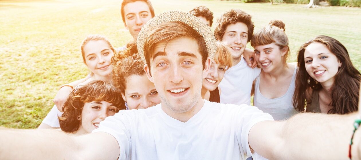 Eine Gruppe von zehn jungen Erwachsenen macht ein Foto von sich selbst.