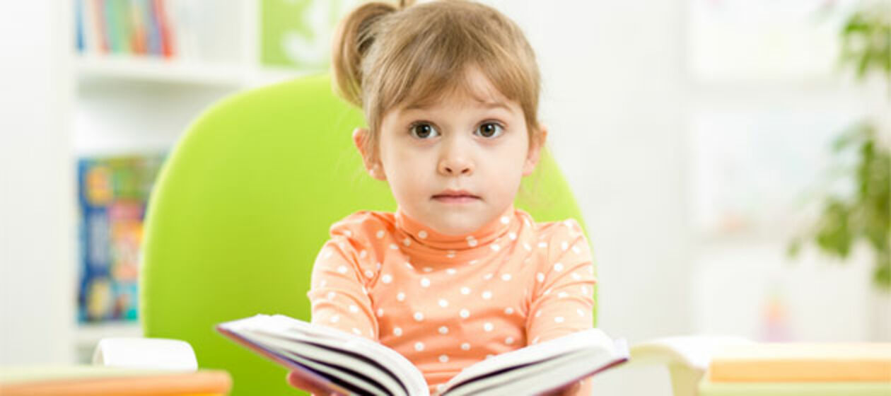 Ein Mädchen mit einem aufgeschlagenen Buch