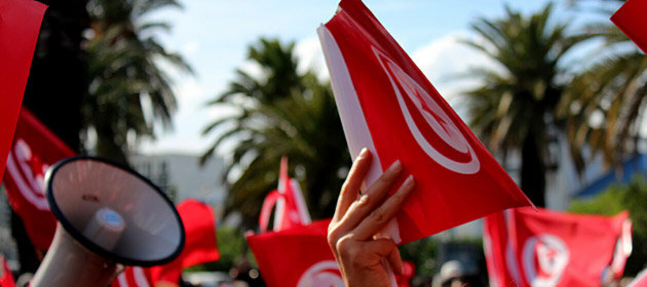 Rote Flaggen und Megaphon während einer Demonstration