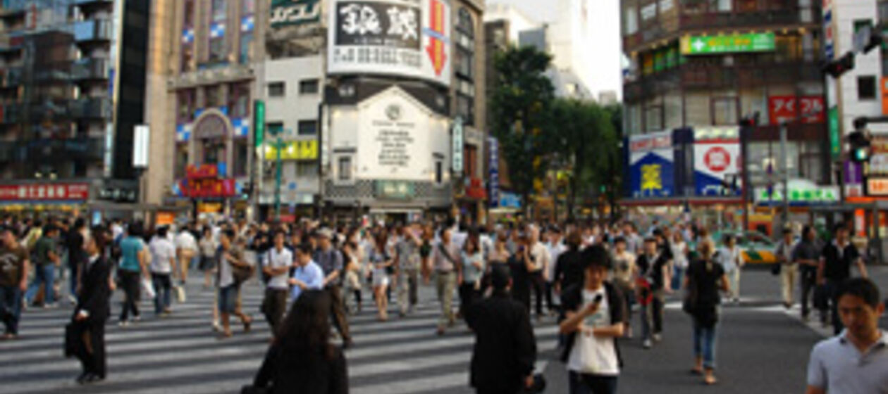 Straßenszene in japanischer Stadt