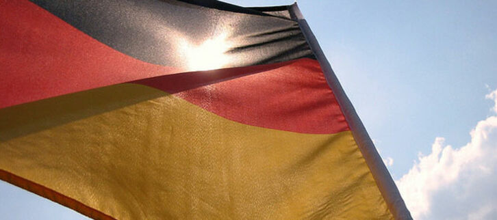 Wehende Deutschlandfahne vor blauem Himmel