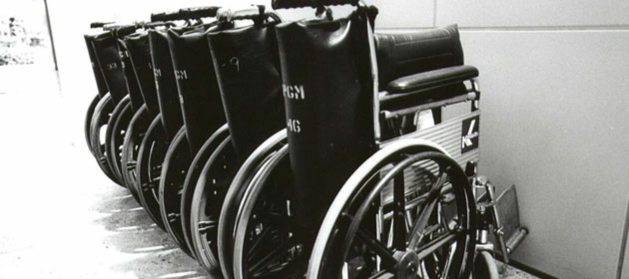 Eine ganze Reihe von Rollstühlen