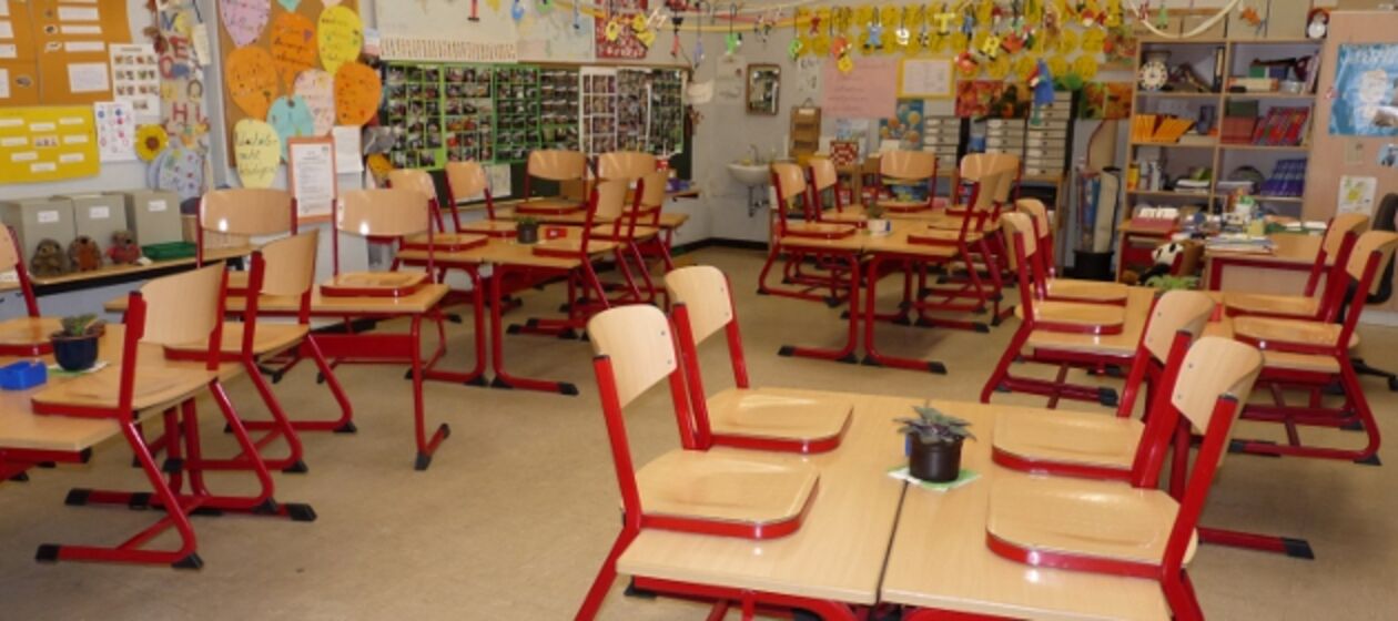 Das Bild zeigt ein Klassenzimmer in der Schule