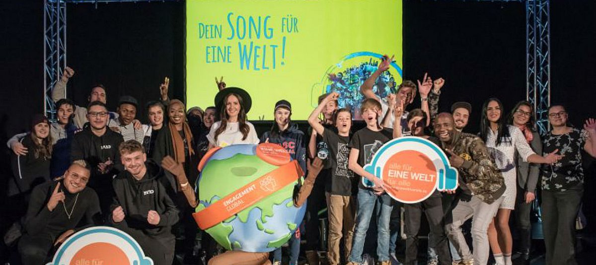 Gruppenfoto der Finalistinnen und Finalisten des Song Contests auf einer Bühne