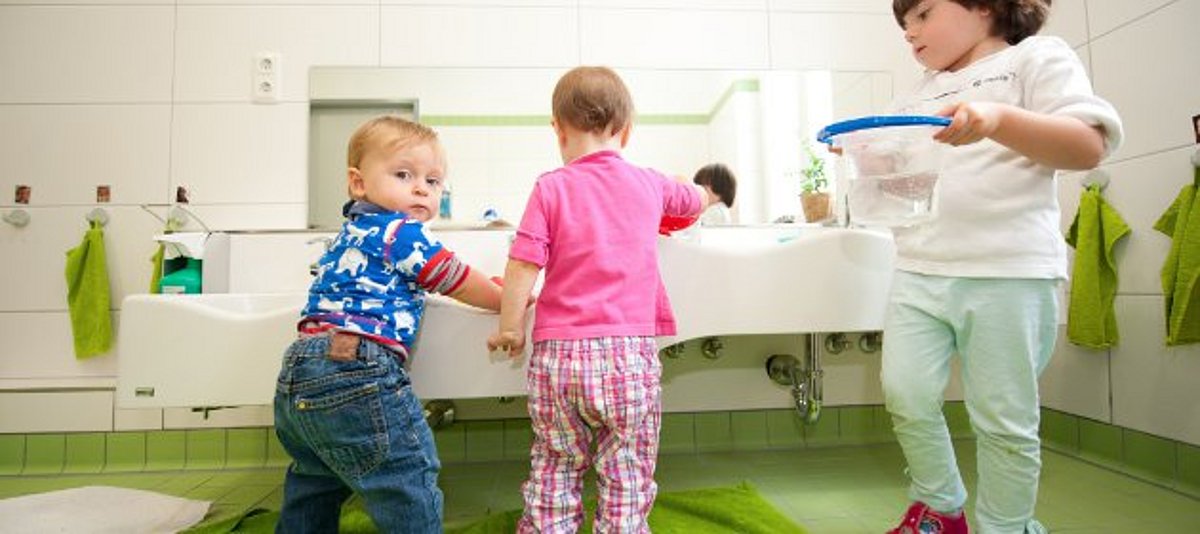 Drei Kleinkinder im Kita-Waschraum