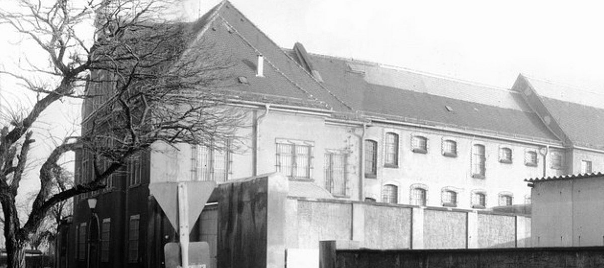 Gebäude des geschlossenen Jugendwerkhofs Torgau als Schwarzweiß-Aufnahme