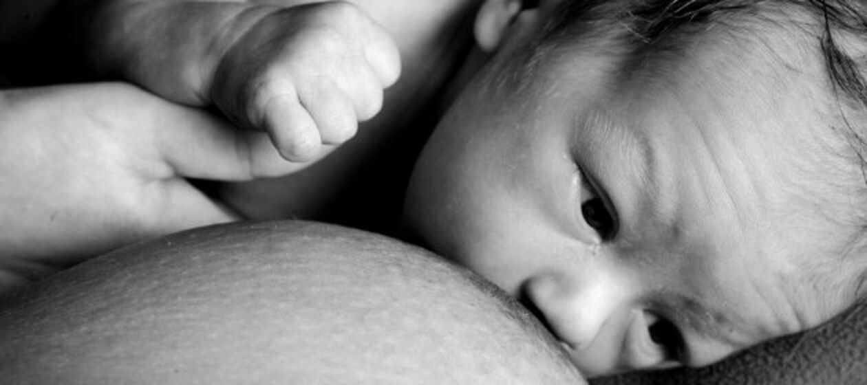 Ein Baby wird mit Muttermilch gestillt.