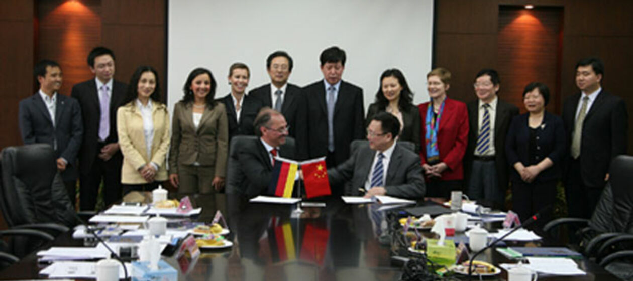 Berufsbildungs-Fachleute von BIBB und CIVTE bei der Unterzeichnung des Kooperationsabkommens in Peking