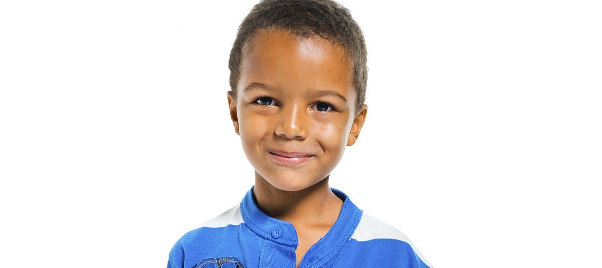 Ein lächelnder Junge mit blauem Shirt