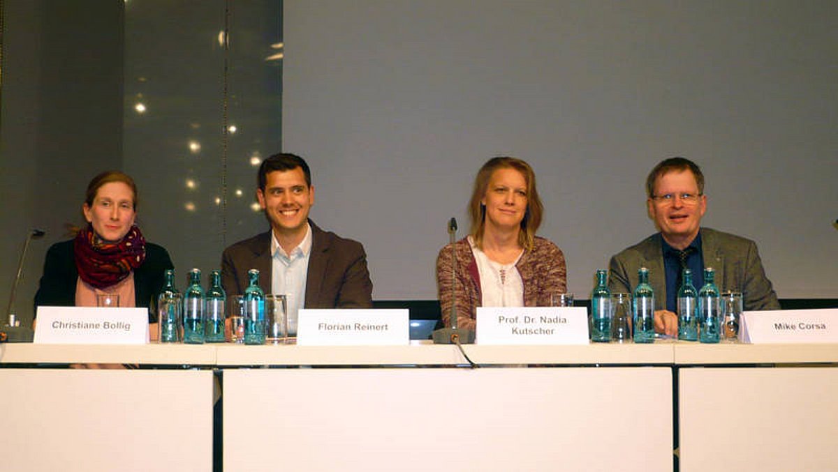 Christiane Bollig, Florian Reinert, Prof. Dr. Kutscher und Mike Corsa (v.l.) auf dem Podium des BJK-Fachforums beim 16. DJHT 