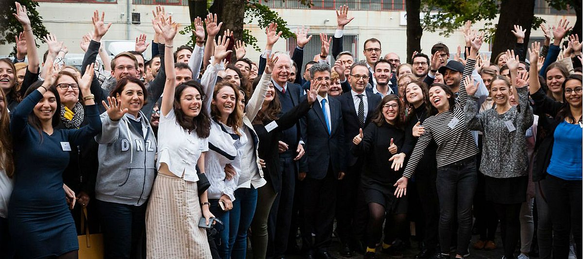 Außenminister Maas mit Teilnehmerinnen und Teilnehmern der DTJB