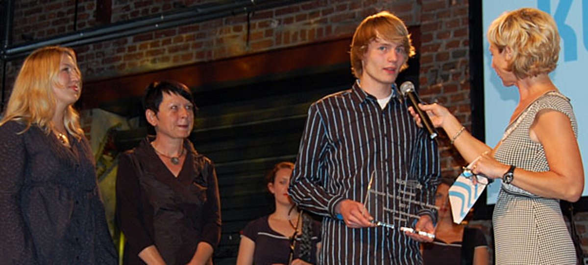 Scout Adrian (16) nimmt den "klicksafe Preis für Sicherheit im Internet" für das Projekt juuuport.de entgegen