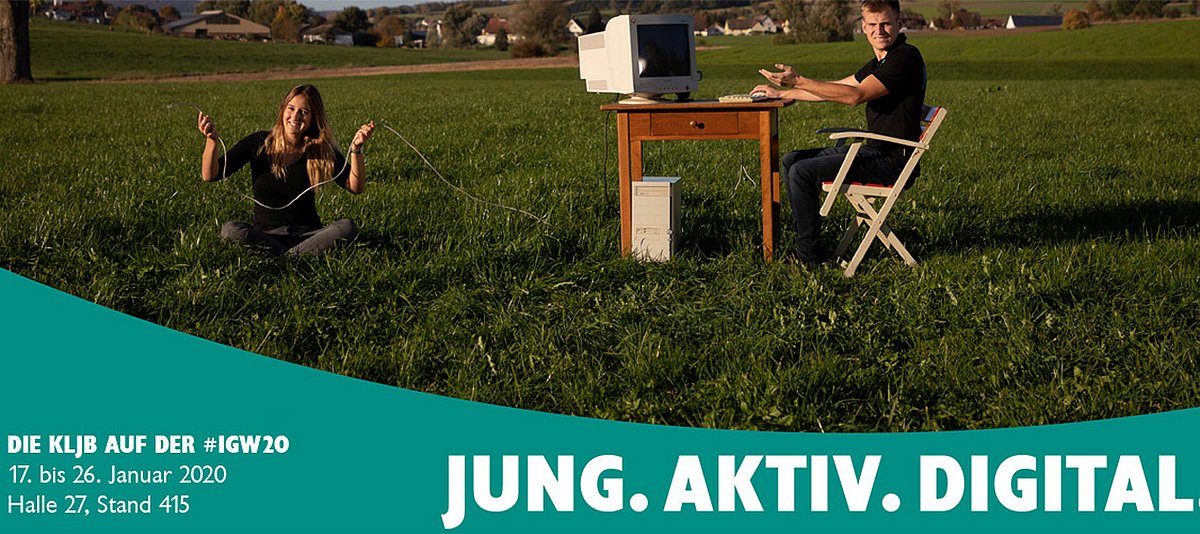 Kampagnenmotiv der KLJB zur IGW20: Zwei Jugendliche sitzen mit einem alten PC auf einer grünen Wiese und finden keinen Anschluss. 