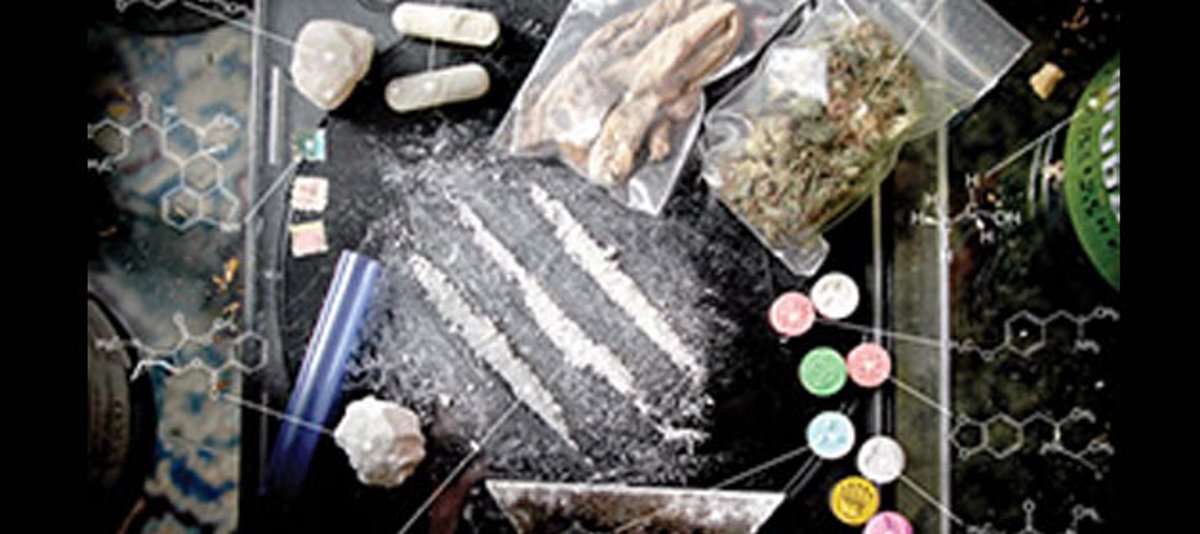 Abbildung verschiedener Drogen (Tabletten, Päckchen, Pulver)