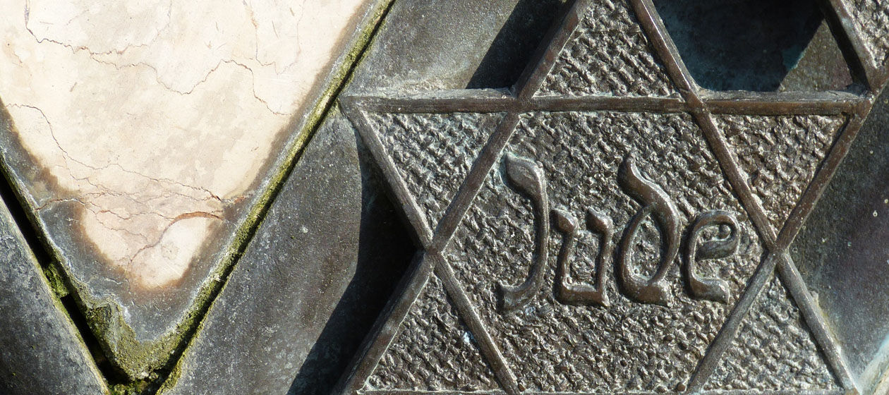Davidstern mit der Aufschrift "Jude" als Teil einer Gedenktafel in der Altstadt von Hildesheim 