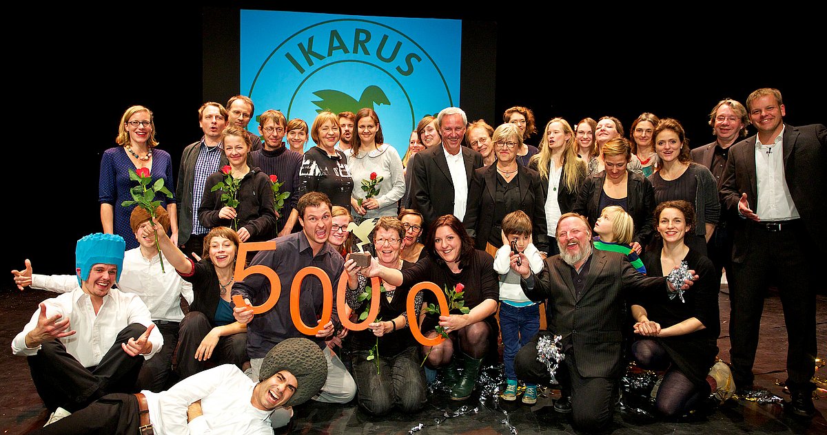 Eine große Gruppe von Menschen mit dem IKARUS 2013
