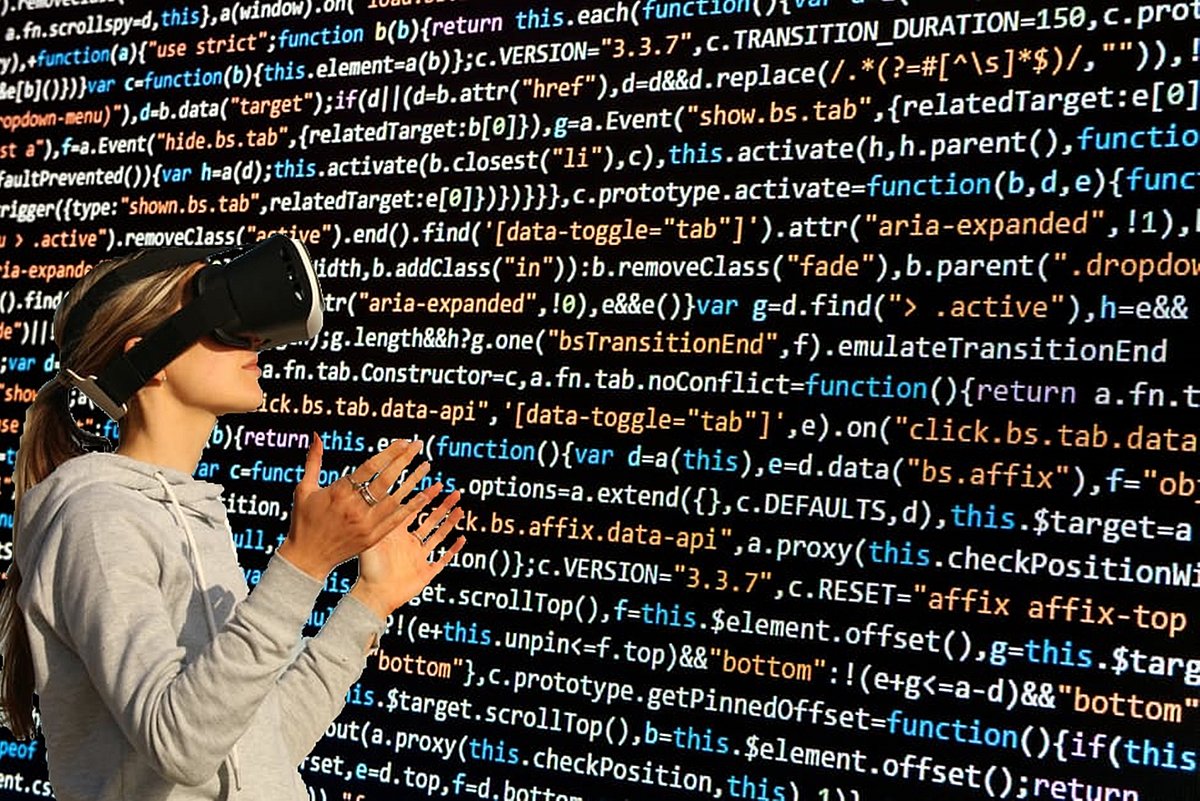 Frau mit VR-Brille steht vor einer Wand mit kryptografischen Befehlen 
