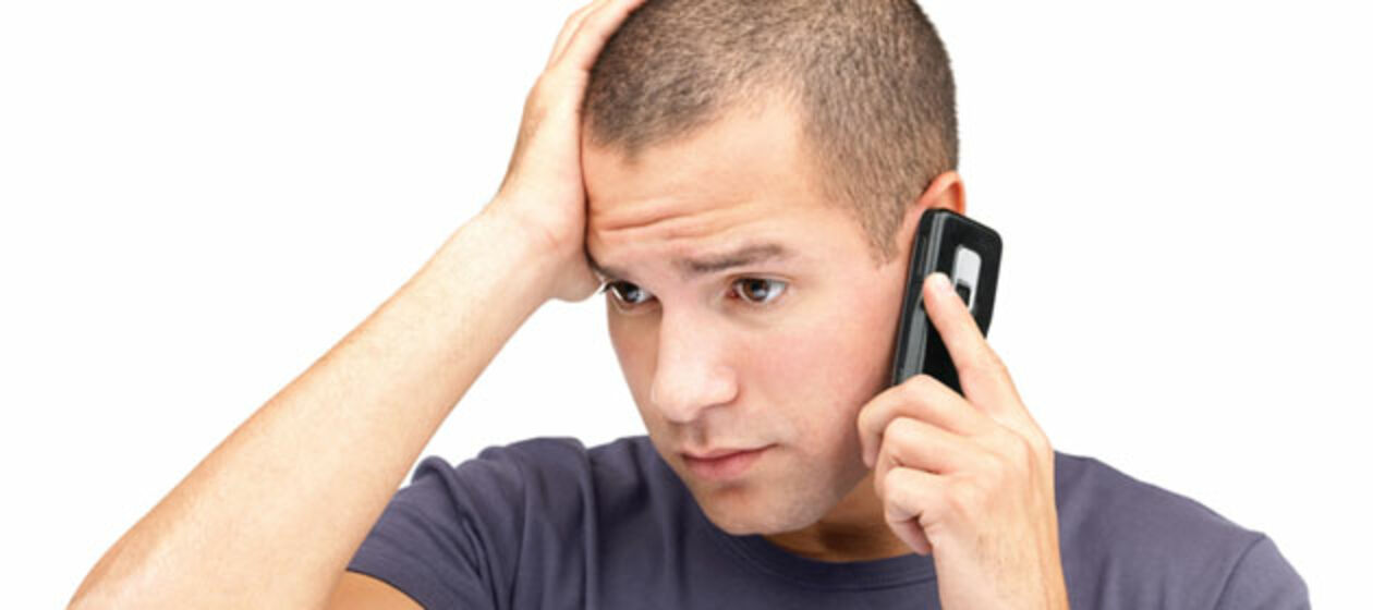 Ein Jugendlicher telefoniert mit dem Handy