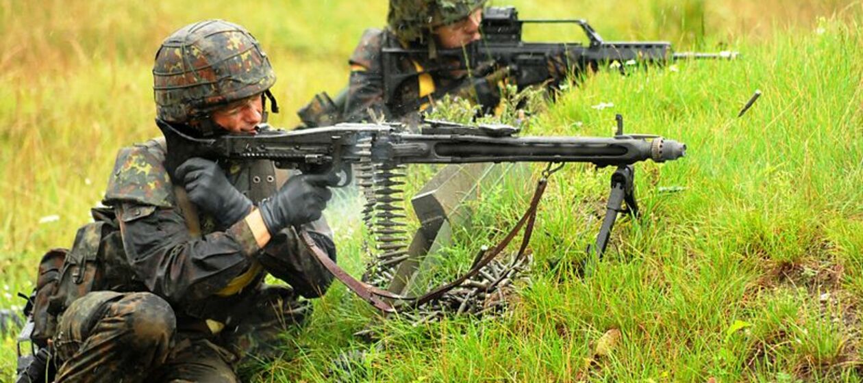 Zwei Bundeswehr-Soldaten schießen mit ihren Gewehren