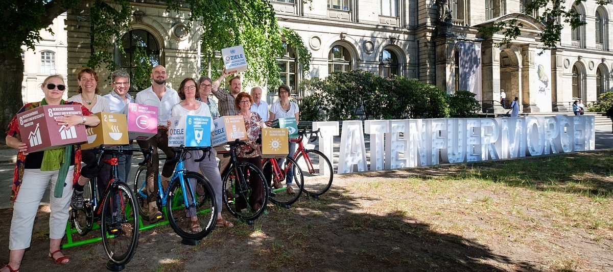 Mitglieder des Rates für Nachhaltige Entwicklung und Engagierte stehen vor dem Naturkundemuseum in Berlin