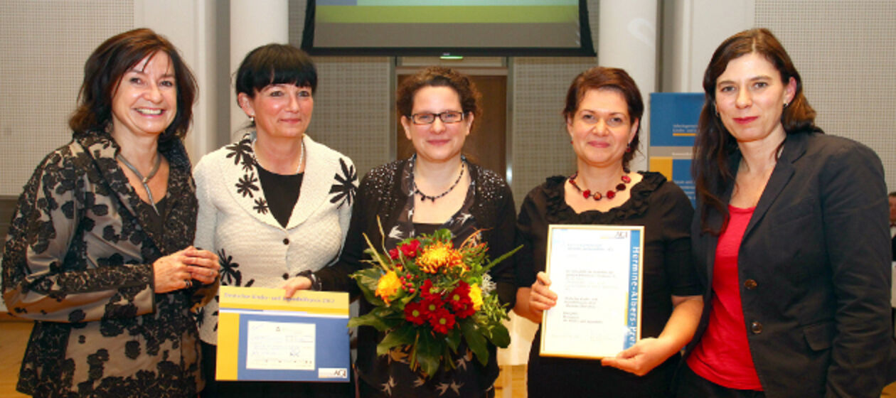 Das Bild zeigt die Preisträgerinnen sowie die Senatorin Scheeres, Juryvorsitzende Werthmanns-Reppekus und die Vorsitzende der AGJ Prof. Dr. Karin Böllert