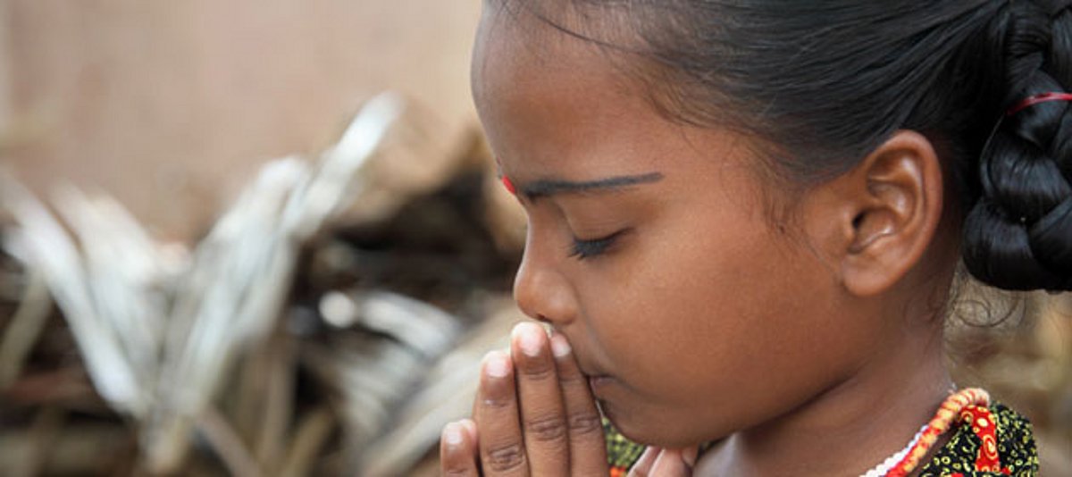 Ein farbiges Mädchen betet