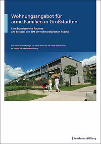 Familie spaziert durch Wohnblock, (c) Bertelsmann Stiftung