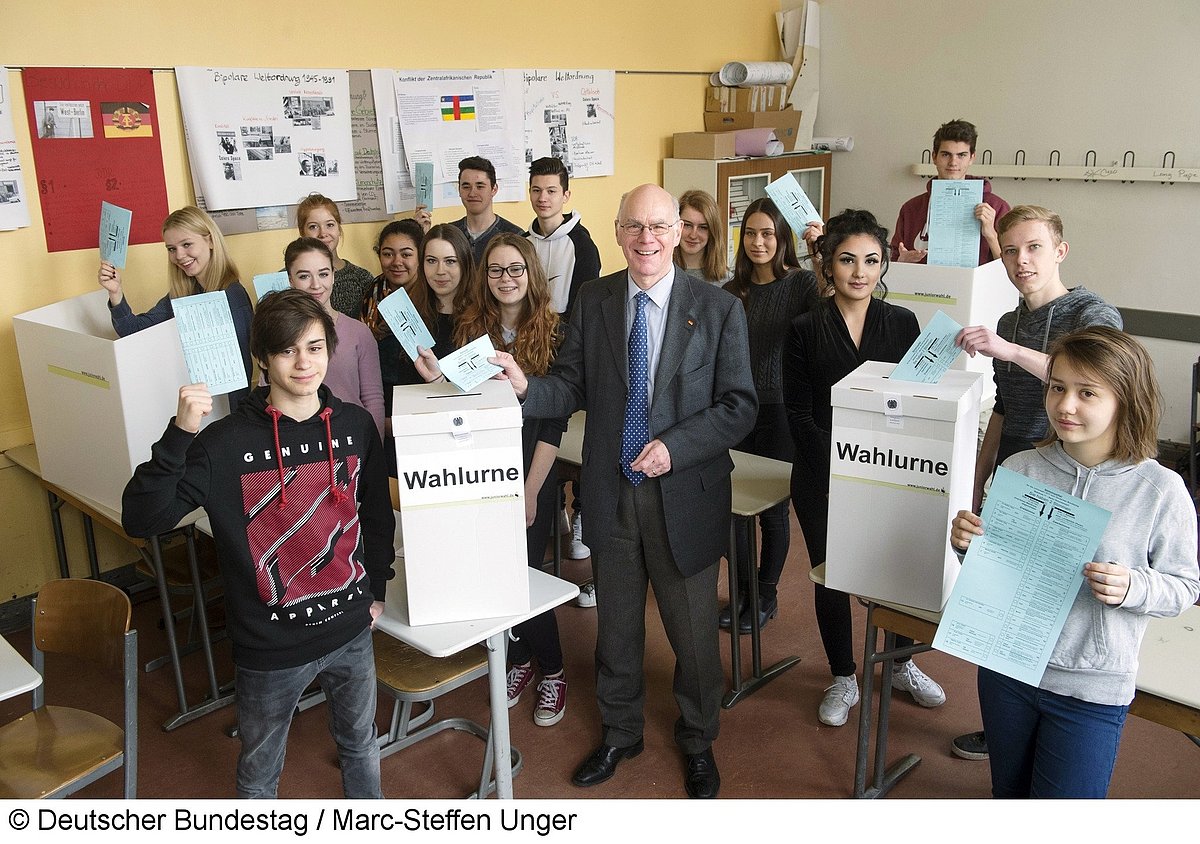 Bundestagspräsident Prof. Dr. Norbert Lammert mit Schülerinnen und Schülern des Walther-Rathenau-Gymnasiums vor einer Veranstaltung zum Thema "Juniorwahl"