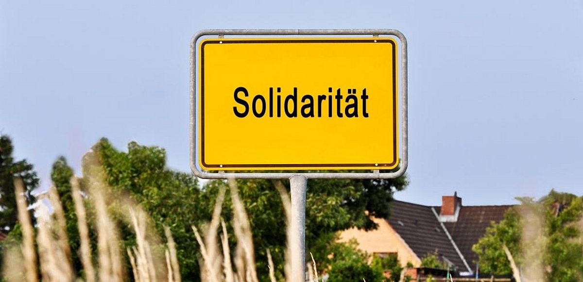 Auf einem Ortseingangsschild steht "Solidarität"