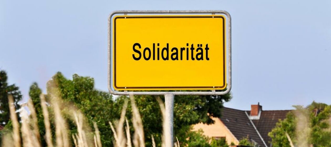 Auf einem Ortseingangsschild steht "Solidarität"