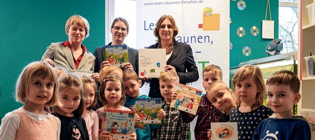 Symbolische Übergabe des MINT-Sets an Bildungsministerin Britta Ernst in Potsdam, im Vordergrund stehen Kita-Kinder