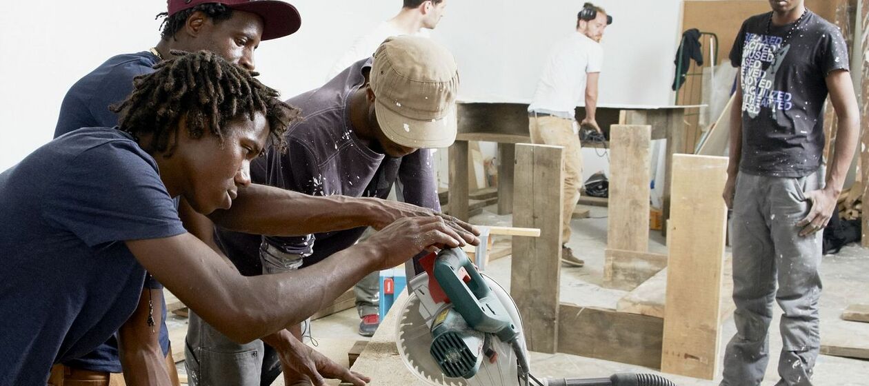 Junge Flüchtlinge arbeiten in der Cucula-Werkstatt