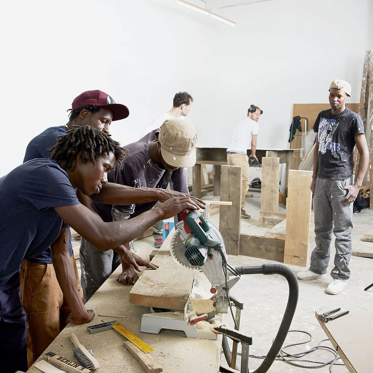 Junge Flüchtlinge arbeiten in der Cucula-Werkstatt