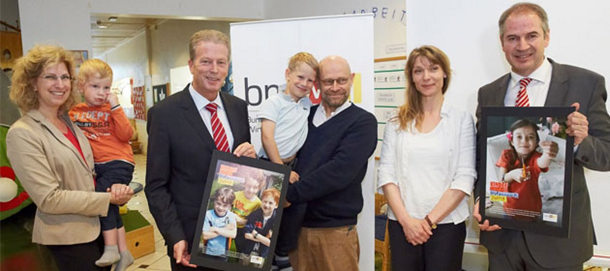 Bundesfamilienminister Mitterlehner (3. v.l.) bei der Eröffnung der Kampagne „Kinder halten Österreich jung"