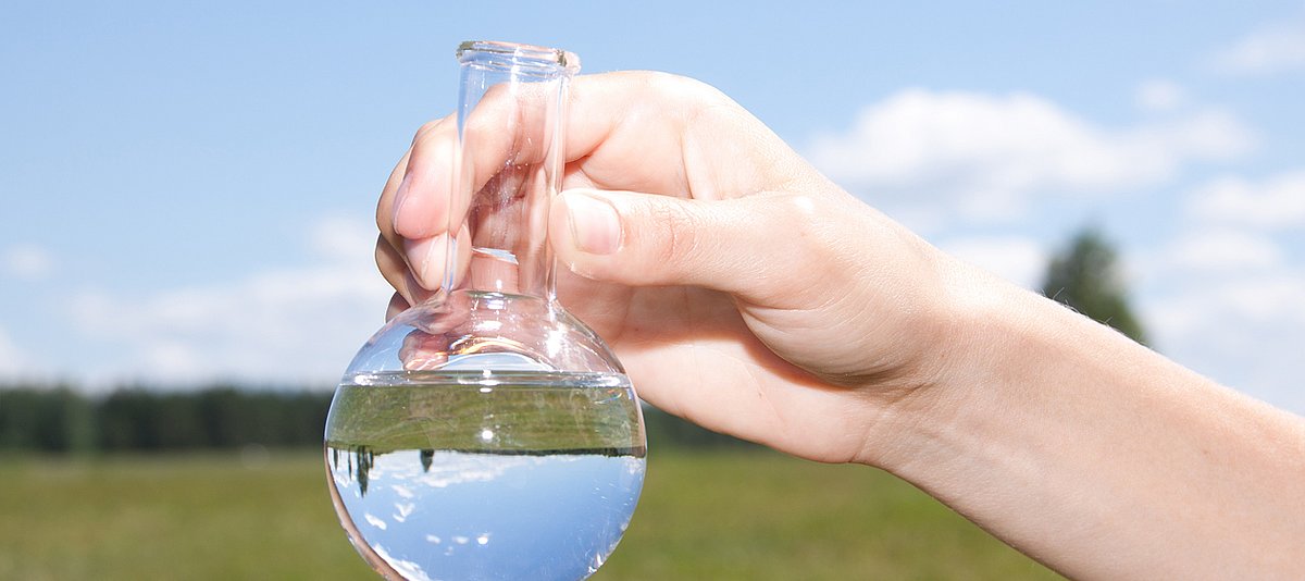 Reagenzglas halbgefüllt mit Wasser 