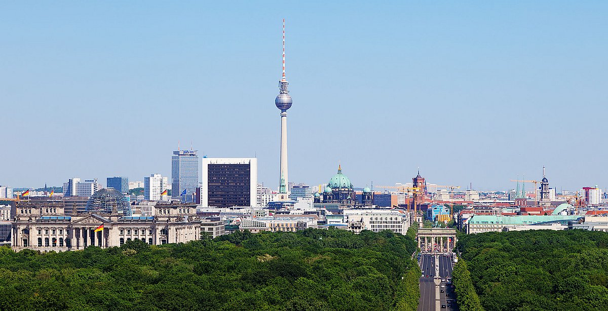 Berliner Innenstadt von der Siegessäule aus gesehen: links der Reichstag, in der Mitte der Fernsehturm und der Dom, rechts das Rote Rathaus und darunter das Brandenburger Tor