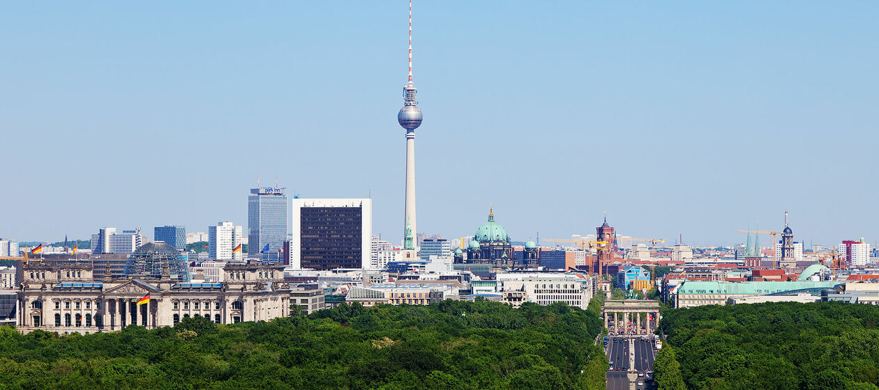 Berliner Innenstadt von der Siegessäule aus gesehen: links der Reichstag, in der Mitte der Fernsehturm und der Dom, rechts das Rote Rathaus und darunter das Brandenburger Tor