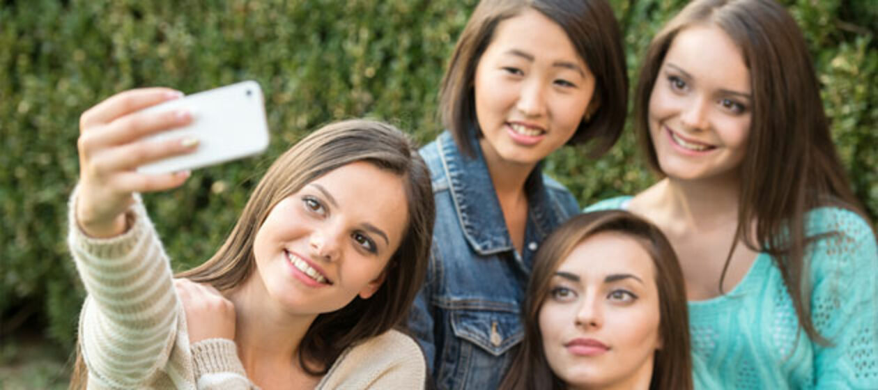Vier junge Frauen machen ein Selfie