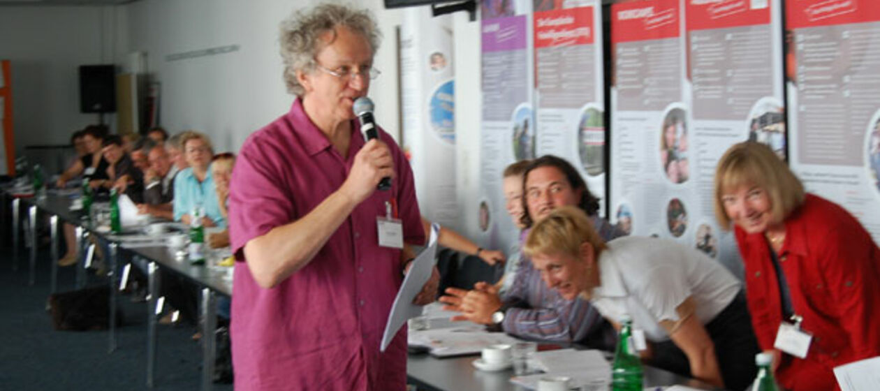 Dr. Werner Müller (transfer e.V.) moderierte Teile der Auftaktveranstaltung von "Kommune goes International" in Köln.
