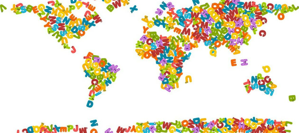 Eine Weltkarte aus bunten Buchstaben
