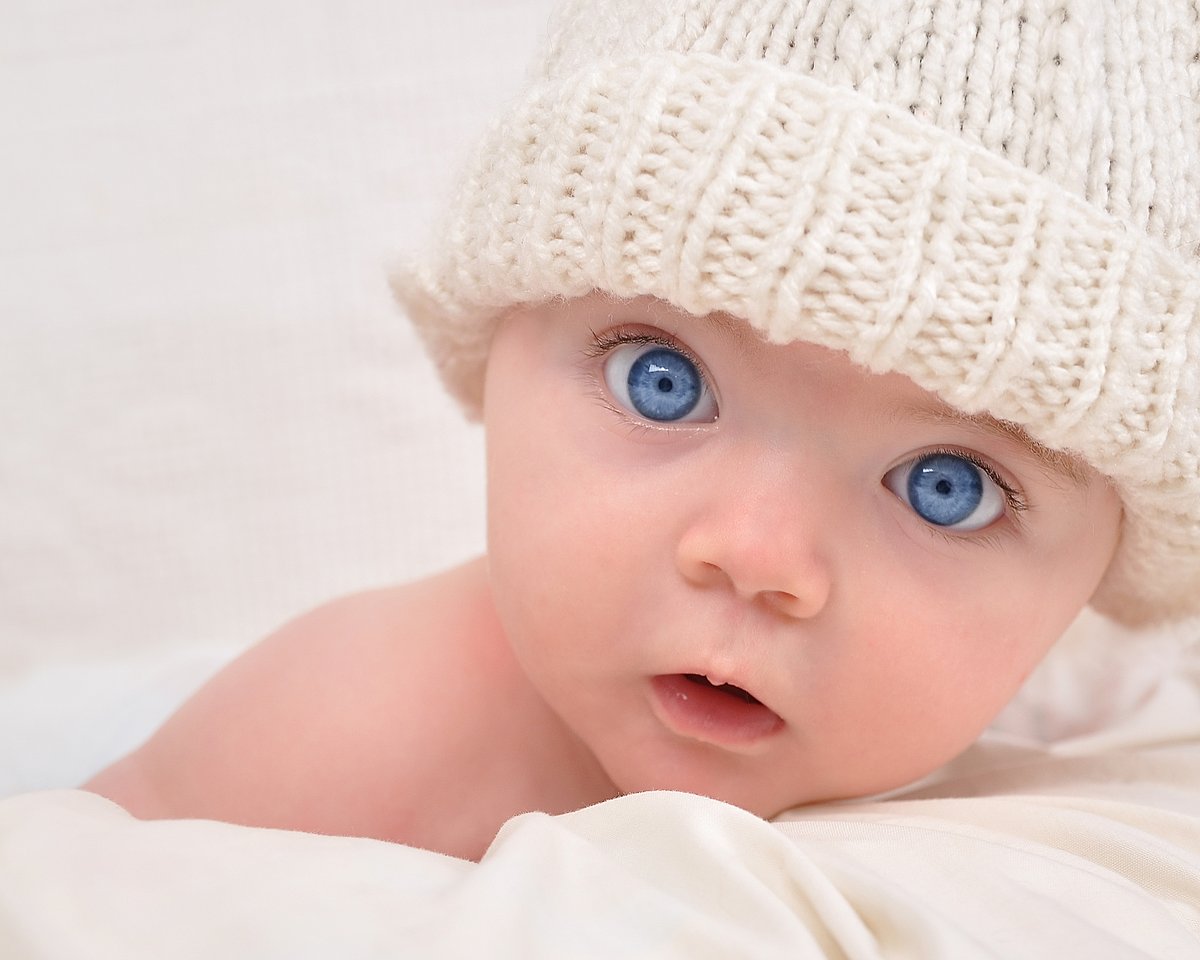 Ein Baby mit blauen Augen