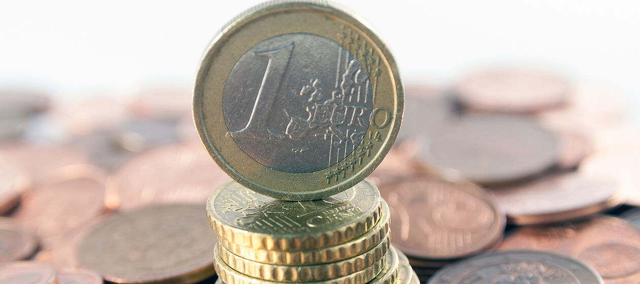 Euromünze auf 50 Cent Stücken gestapelt
