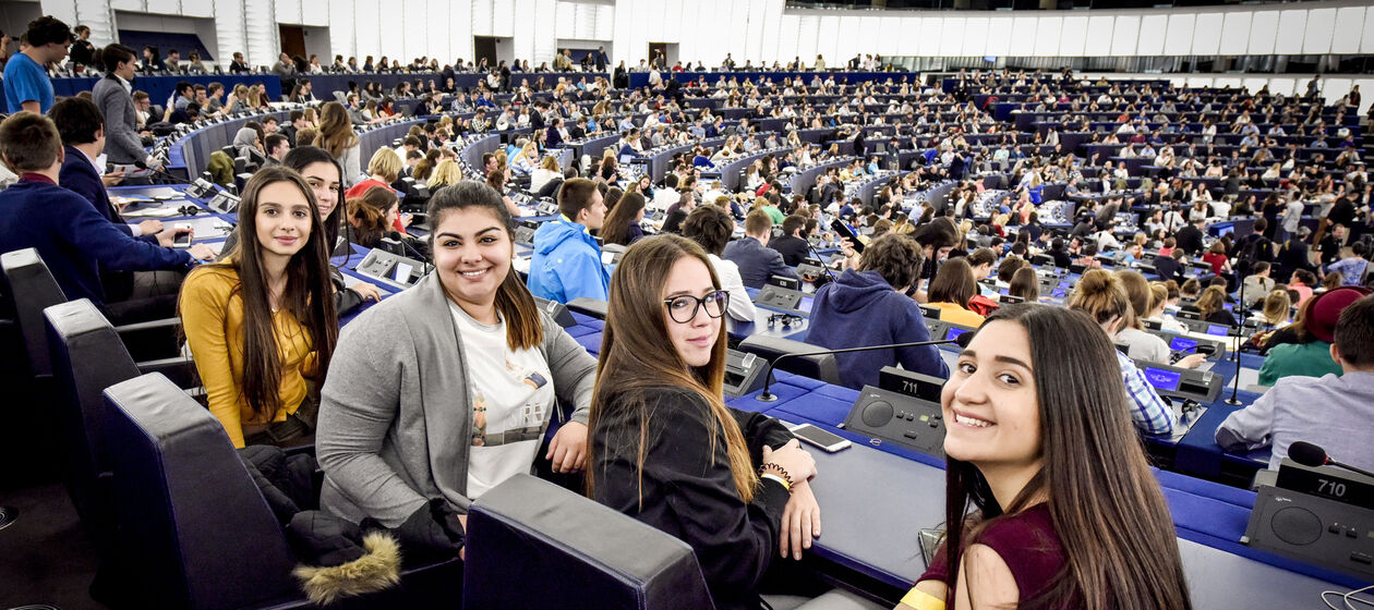 Jugendliche im Europäischen Parlament während der Europäischen Jugendevents EYE