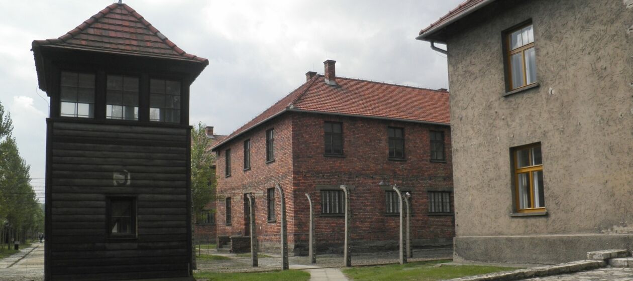Wachturm und Gebäude auf dem Gelände des Konzentrationslagers Auschwitz