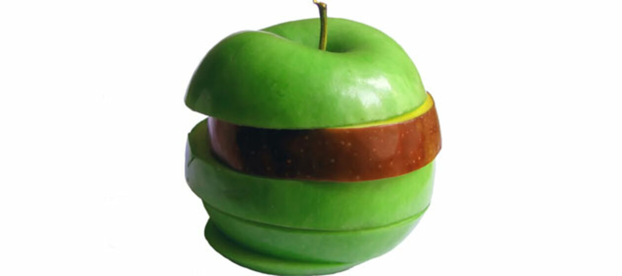 Ein grüner Apfel mit einer roten Scheibe in der Mitte