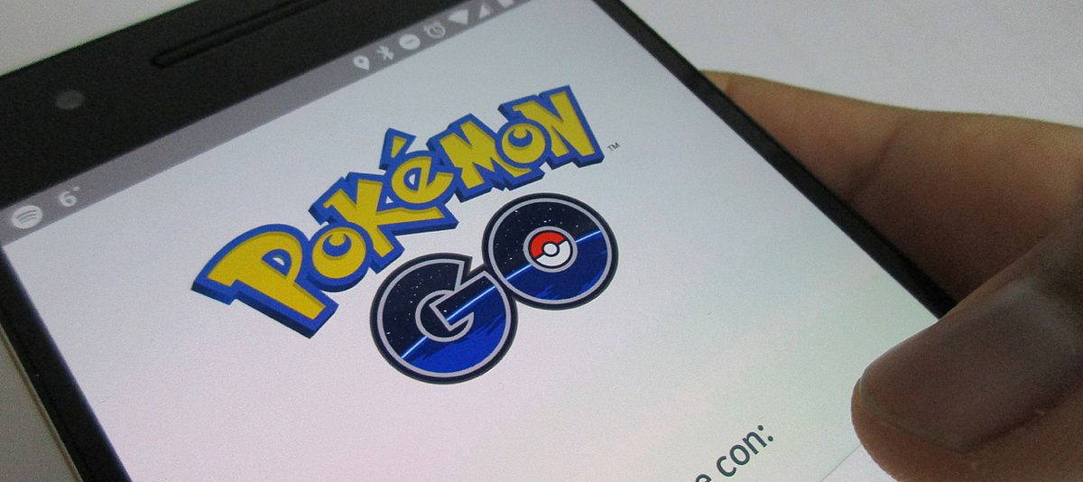Handybildschirm mit dem Pokemon Go Logo